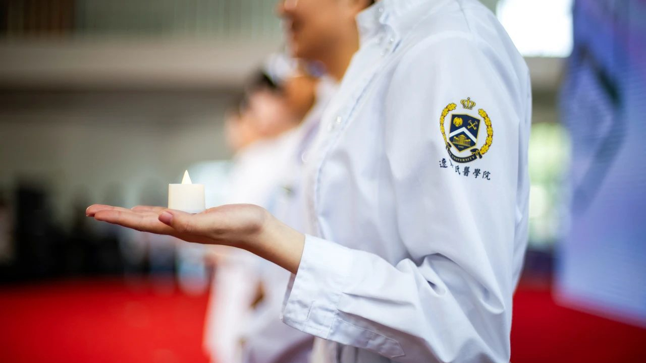 柔肩担道义，芳华献白衣丨辽宁何氏医学院举行护生燕尾帽授予仪式