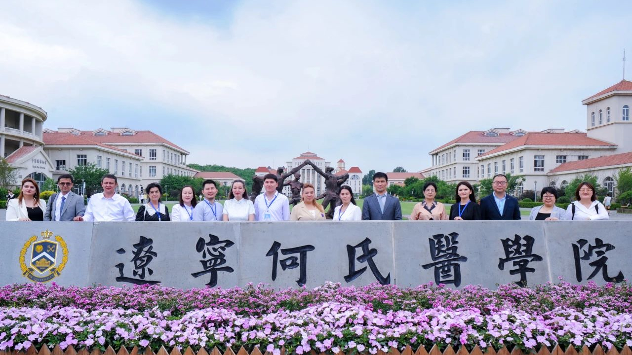 共筑“健康丝绸之路”新纽带——上合组织国家学校类管理研修班访问辽宁何氏医学院,共谱合作新篇