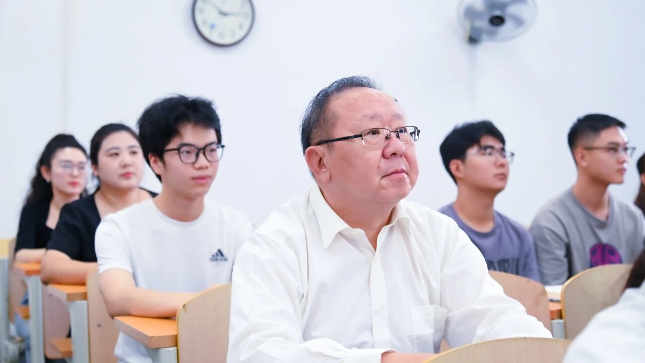 课堂为基，育人为本丨校领导开学首日深入一线听课