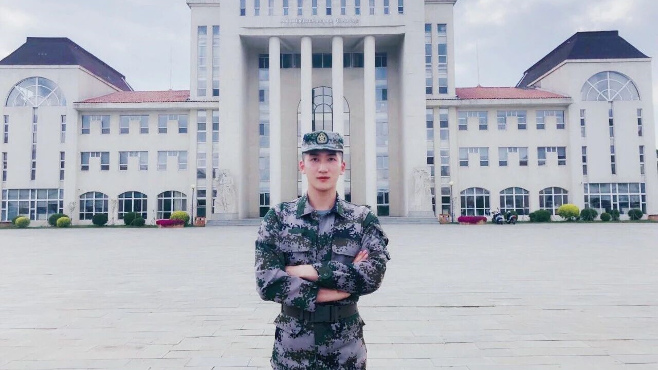 榜样人物丨胡哲：如一束光，照亮青春的迷彩征程，也温暖学子的日常