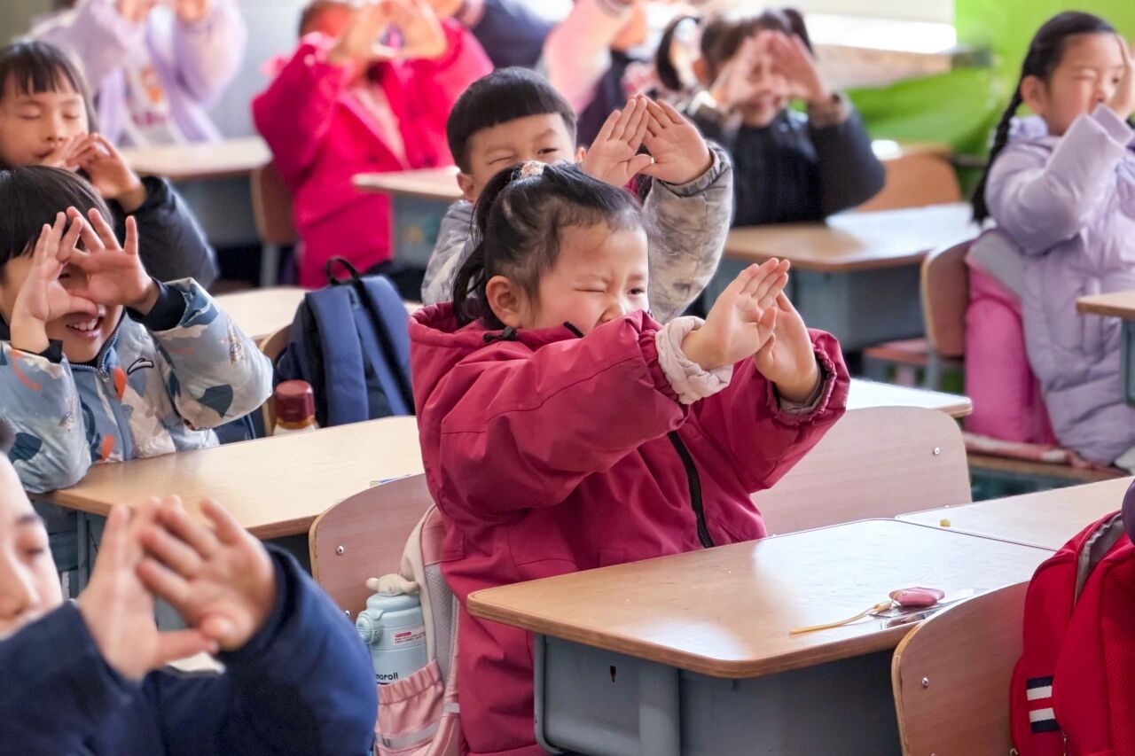 发挥专业优势，践行社会责任丨辽宁何氏医学院大学生近视防控宣讲团走进校园，守护儿童青少年清晰视界