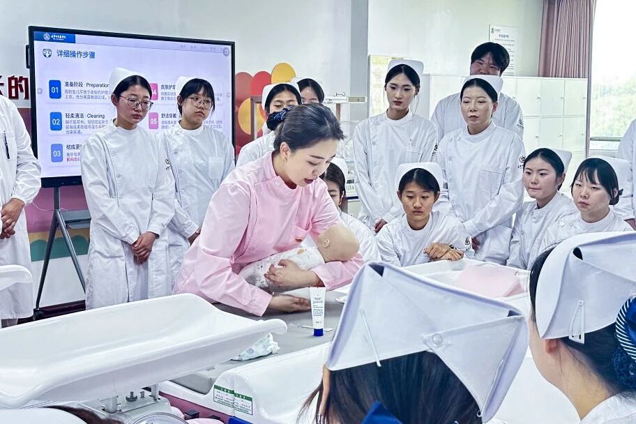 先锋引领守初心 课堂深耕绽风采 ——我校第四届党员教师公开课评比观摩活动圆满落幕