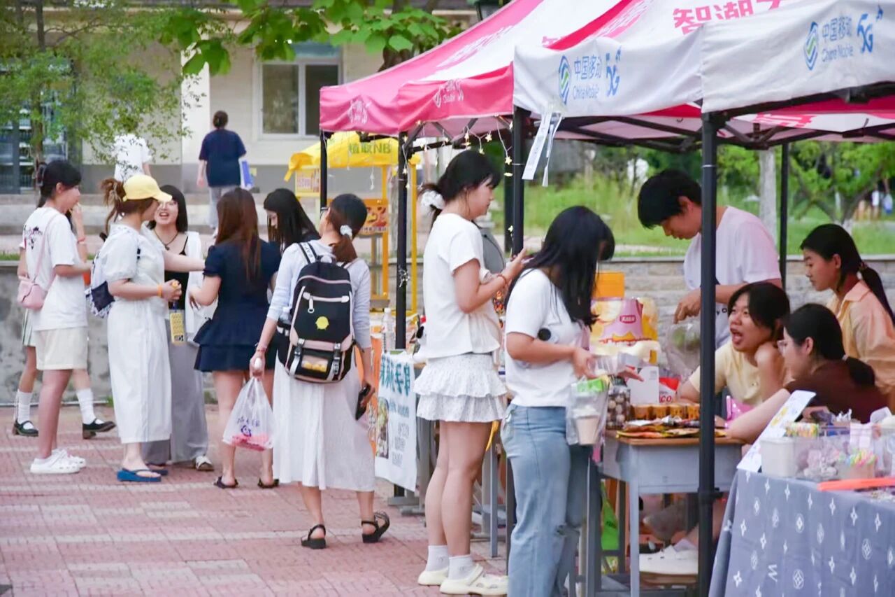 青春创享·校园烟火丨辽宁何氏医学院创业集市火热开市