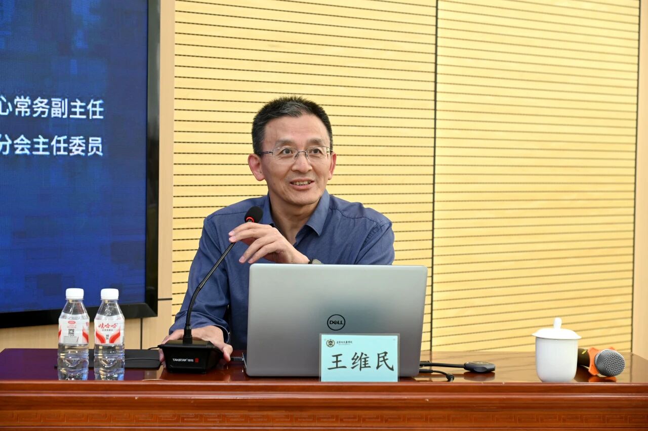 王维民教授做客“何氏大讲堂”，解析AI时代的本科医学教育