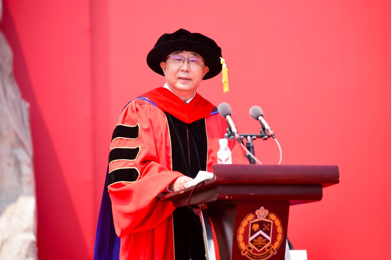 丁维光教授在辽宁何氏医学院2026届毕业典礼上的致辞