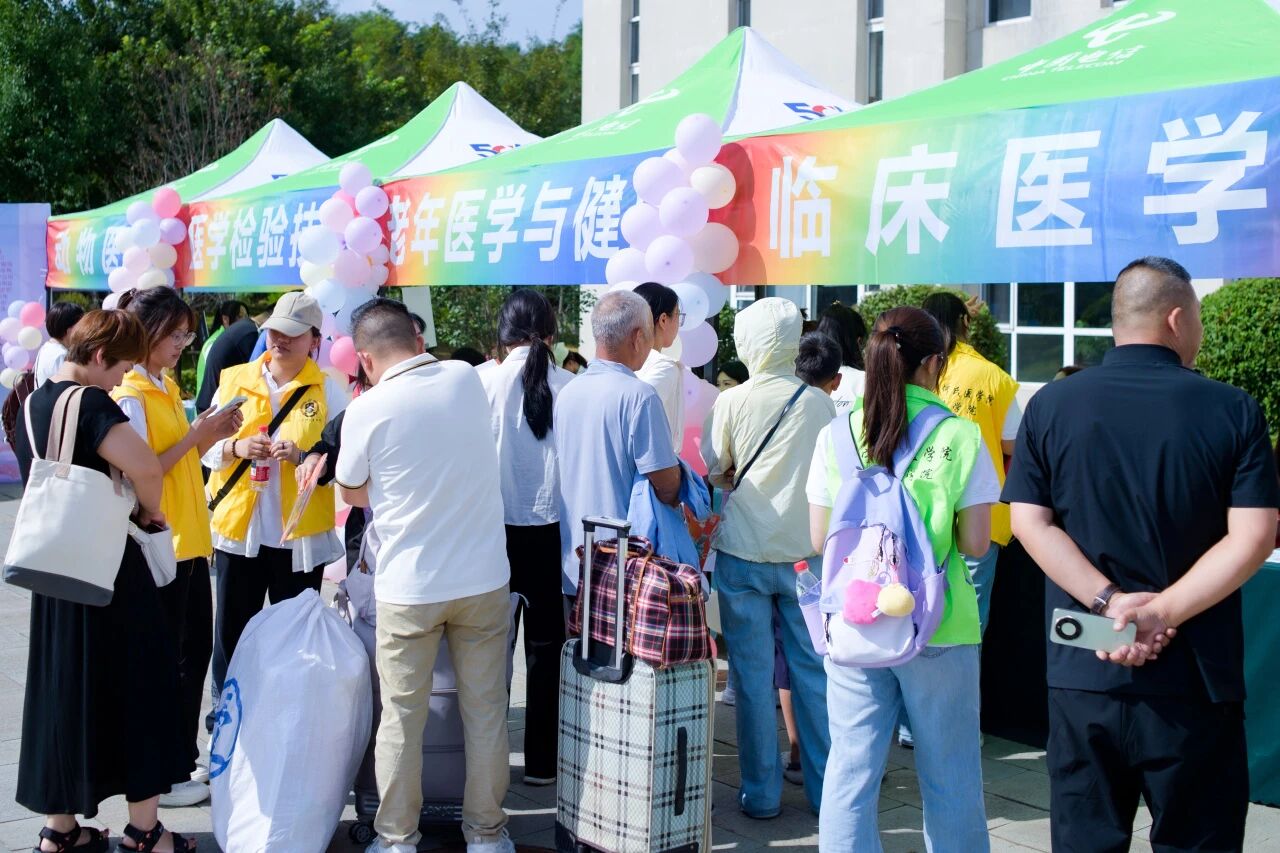 满“新”欢喜，如约而至丨欢迎你们，2026级小何！